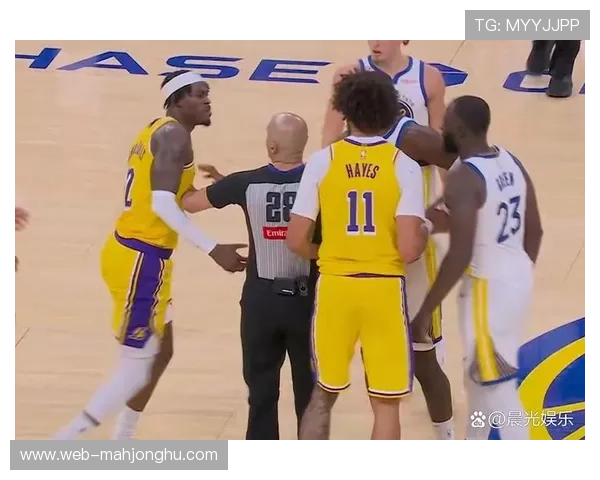 赛前热身现搞笑一幕：球员误将篮球投进裁判筐